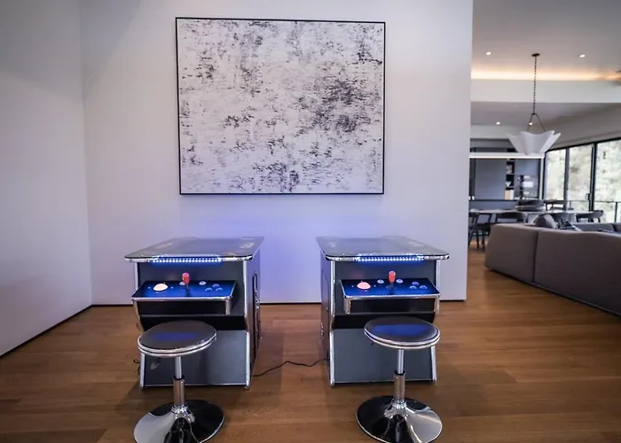 Luxurious Modern Masterpiece In Uptown Villa