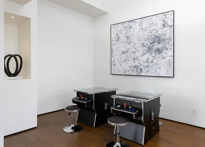 Luxurious Modern Masterpiece In Uptown *
