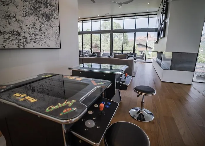 Luxurious Modern Masterpiece In Uptown Villa *