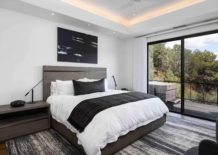 Villa Luxurious Modern Masterpiece In Uptown *