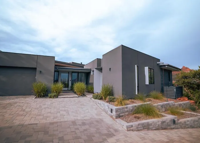 Villa Luxurious Modern Masterpiece In Uptown *
