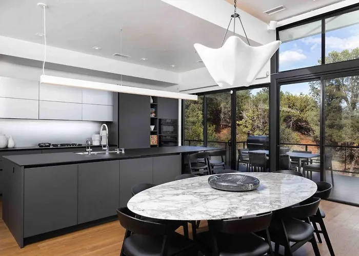 Luxurious Modern Masterpiece In Uptown Villa