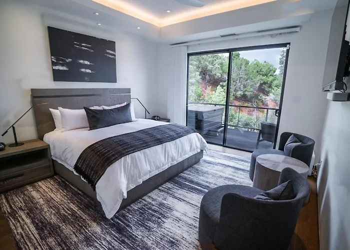 Luxurious Modern Masterpiece In Uptown *