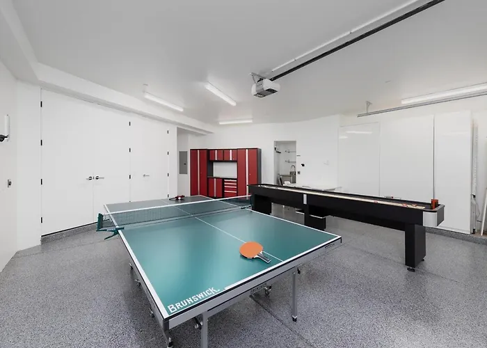 Villa Luxurious Modern Masterpiece In Uptown *